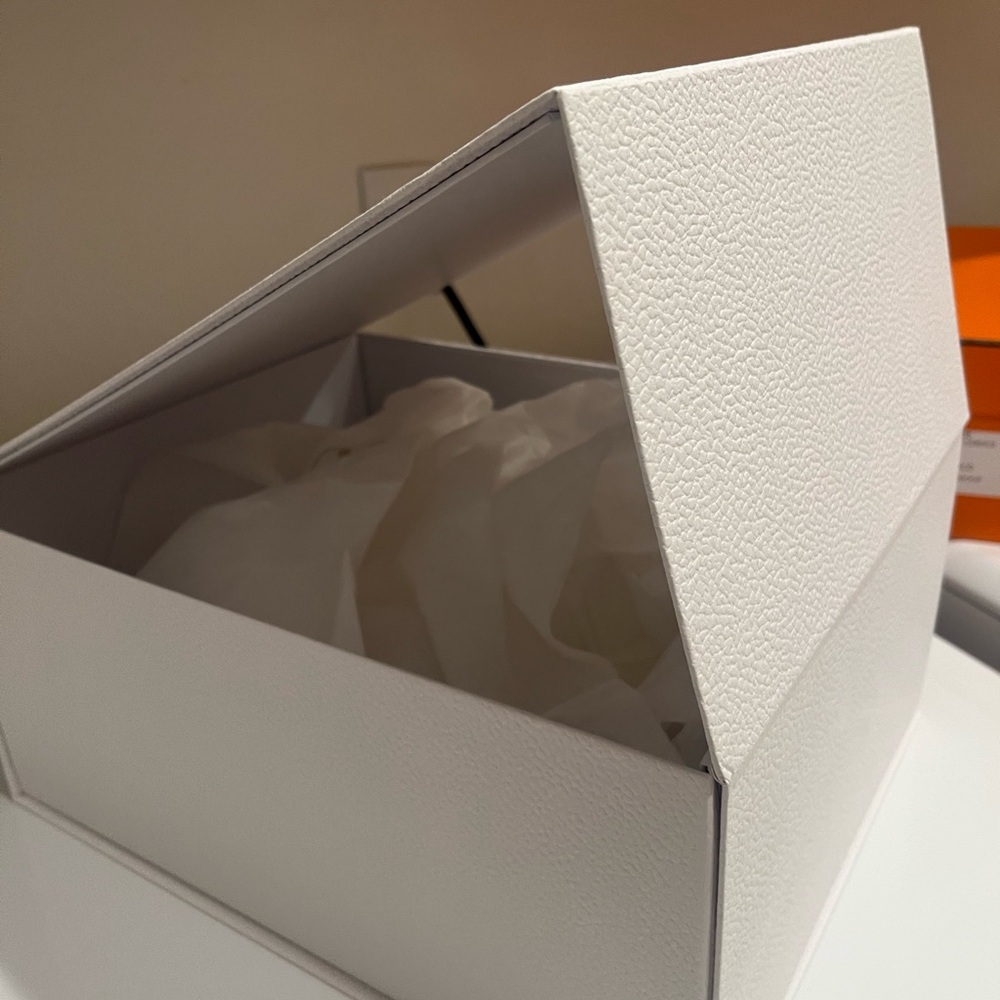 Dior White Box with Gold Logo - Picture 4 of 6